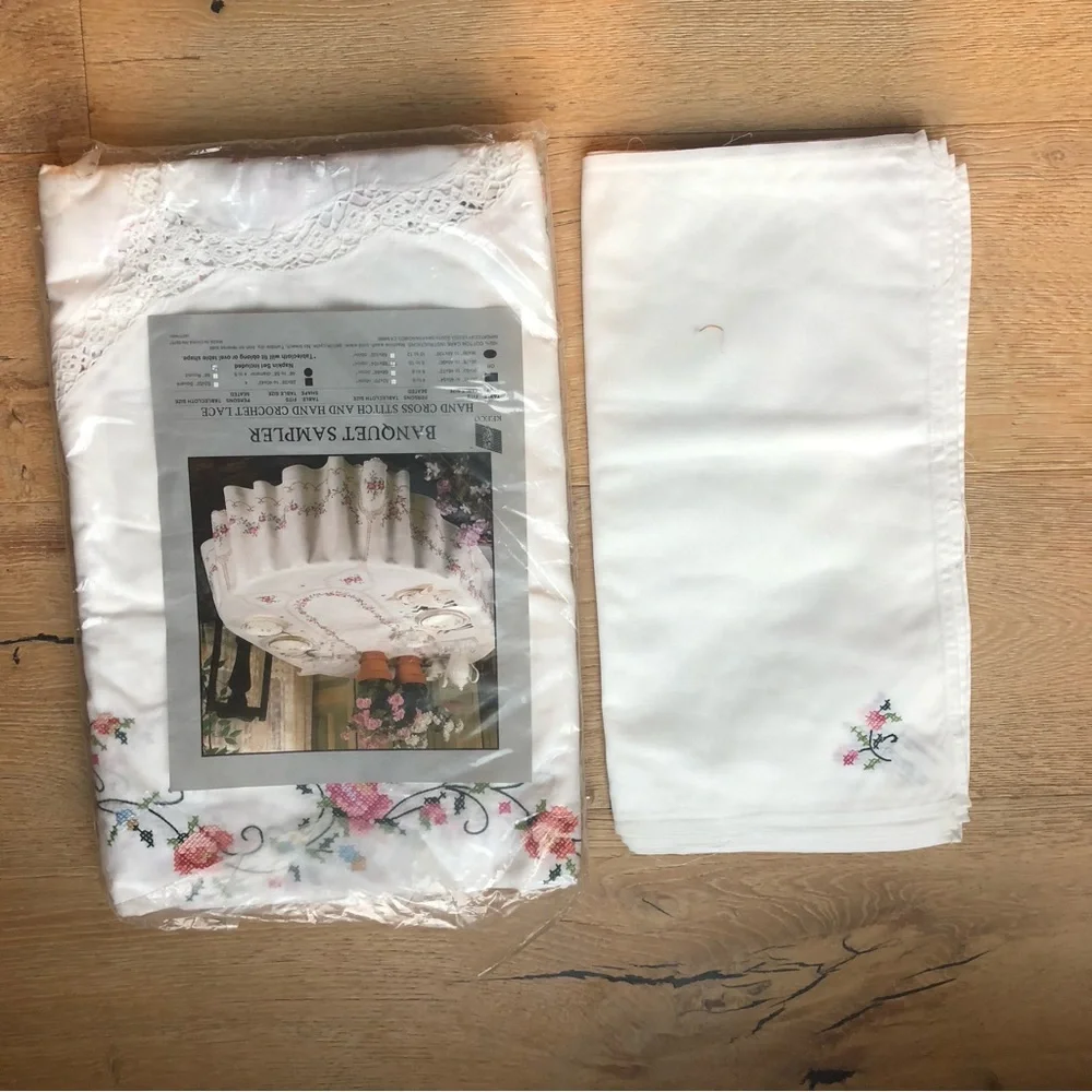 🔥NEW 🔥table cloth/napkins Hand cross stiched/hand crochet lace NWT Pricefirm!